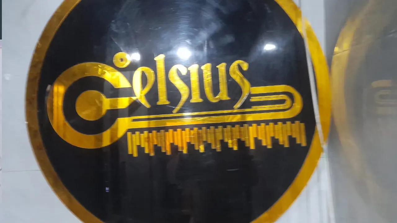 বনানীর সেলসিয়াস সিসা লাউঞ্জে পুলিশের অভিযান